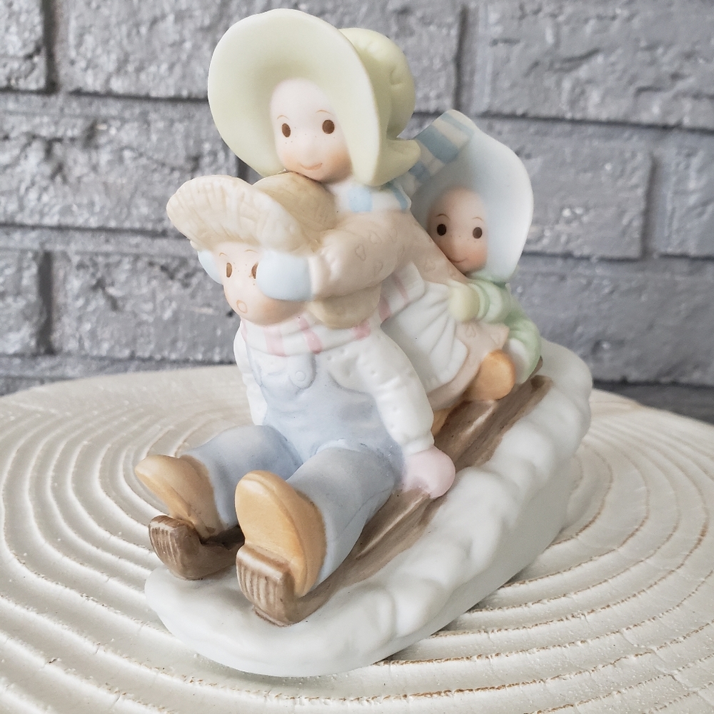 Circle Of Friends By Masterpiece Homco Figurine 1993 "A Sledding We Will Go".
